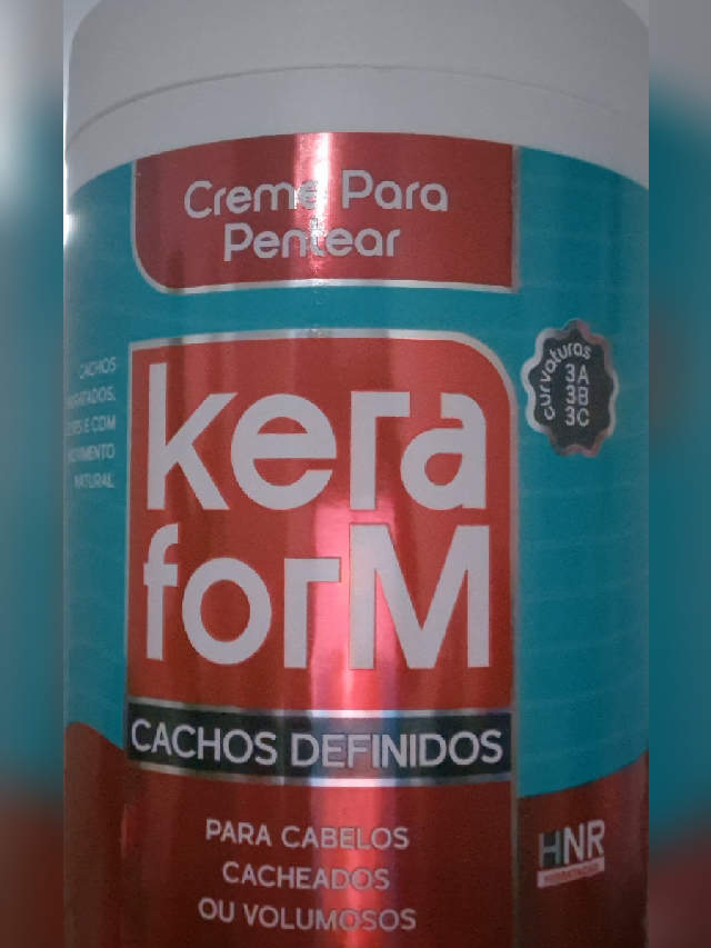 Antes e depois do creme de pentear da keraForm. Vale muito a pena. #antesedepois #cachos #cabelocacheado #definicaodoscachos #beleza @PriFit.Rope @PriFit.Rope @PriFit.Rope @keraformskafe @keraform @Skafe Cosméticos 